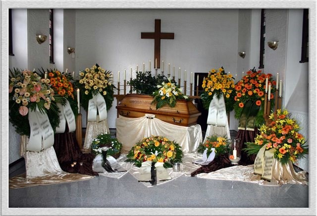 Beispielhafte Dekoration eines Sarges